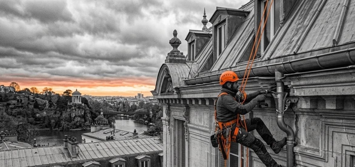 Cordiste Rope Access Solution sur gouttière et descente pluviale à Paris