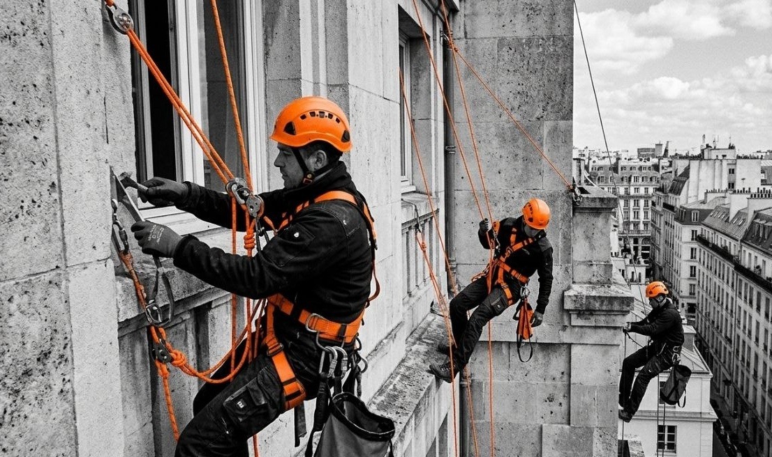 Équipe de cordistes Rope Access Solution en intervention sur façade parisienne
